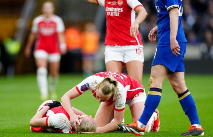 Arsenal player collapses against Chelsea and leaves the pitch on a stretcher