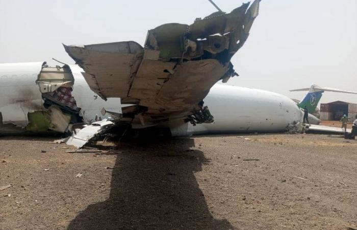 Boeing 727 crashed and collided with plane debris