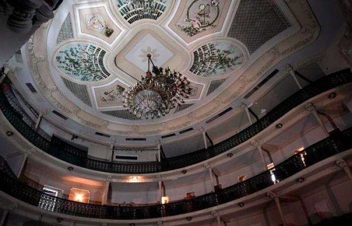 Hz | Gold painting is found at the Carlos Gomes Theater during renovation