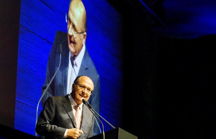 After participating in an event with Macron, Geraldo Alckmin is diagnosed with Covid-19