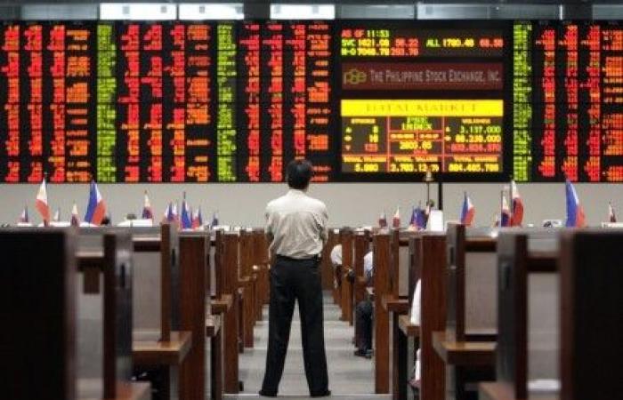 Taiwan stocks close at record high; Asian currencies slump