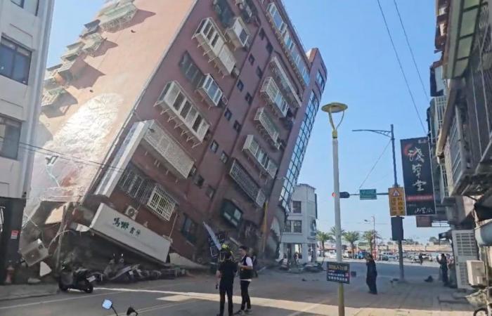 7.4 magnitude earthquake shakes Taiwan and triggers tsunami warning in Japan