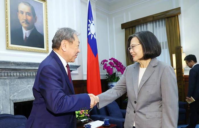 British lawmaker praises Taiwan in Tsai meeting