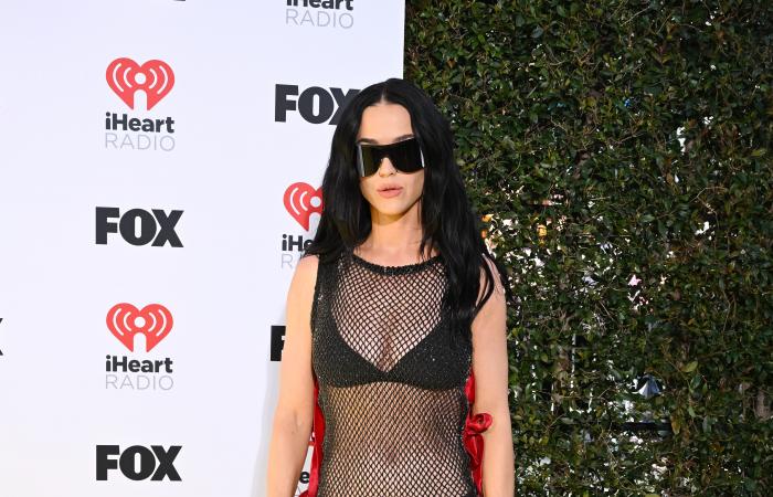 Katy Perry wears an unusual look combining 3 current fashion trends