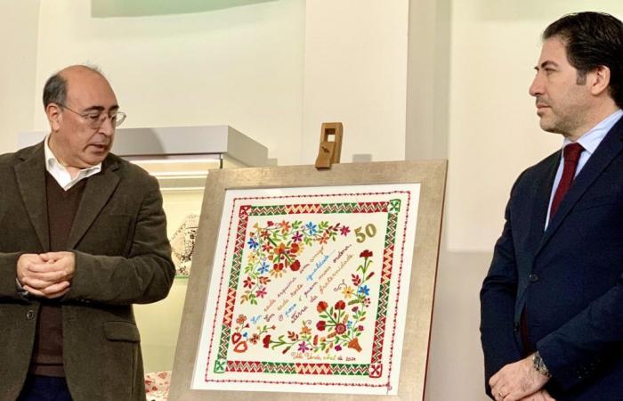 VILA VERDE – Embroiderers from Vila Verde create a Valentine’s scarf that highlights female emancipation after April 25th