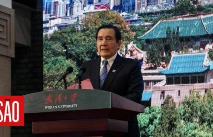 Former Taiwan leader refuses independence on visit to mainland China