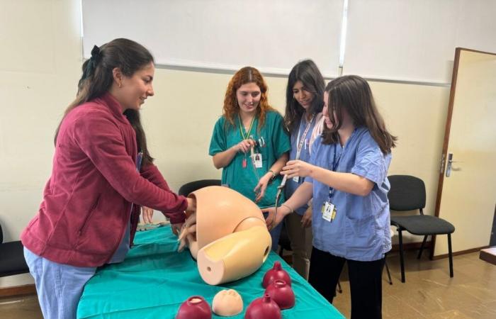 Internal doctors at Viana Hospital practice births in simulators