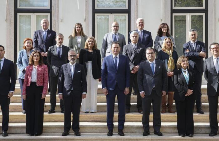 Family photo taken without rain and with Montenegro and 17 ministers