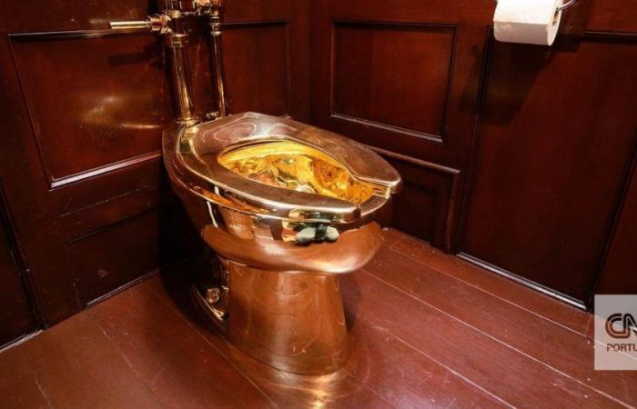 Stole gold toilet worth 5.5 million euros from the house where Winston Churchill was born