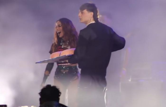 Mexican singer surprises Anitta on festival stage with cake, mariachis and kiss