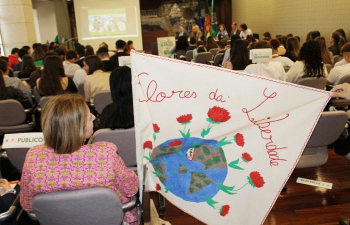VILA VERDE (25 April) – In the April celebration, students from Vila Verde appeal for children’s rights