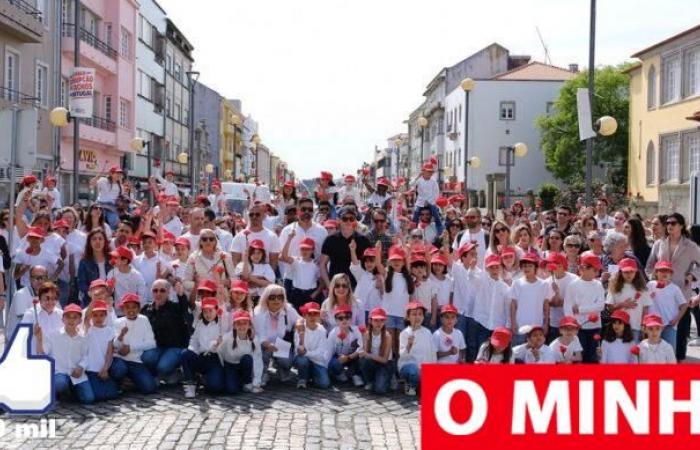 Students from Viana took to the streets to celebrate the 25th of April
