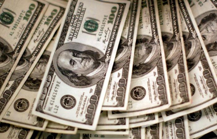 Dollar rises on a day when the currency rises abroad and Treasury rates rise