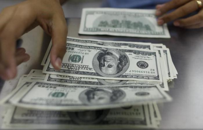Dollar rises on a day when the currency rises abroad and Treasury rates rise By Reuters