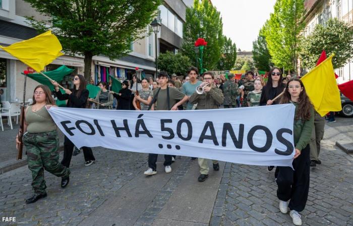 Secondary School students recreated ‘Carnation Revolution’ on the streets of Fafe