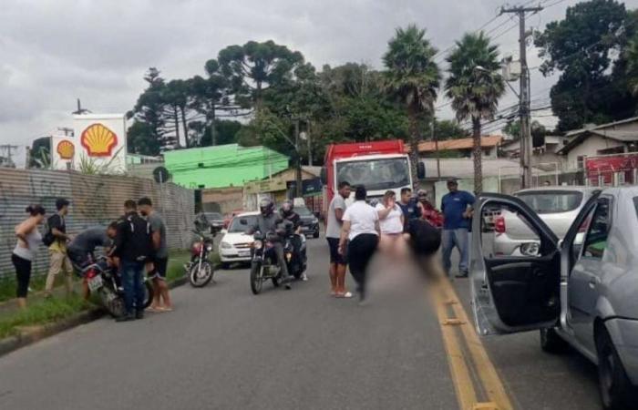 Motorcyclist is injured after being involved in a car accident in Greater Curitiba