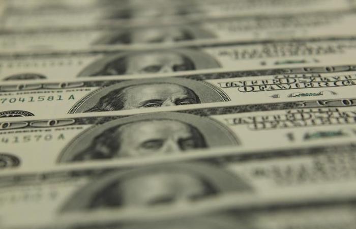 Dollar has 3rd session of decline with new day of adjustments and favorable exterior By Reuters