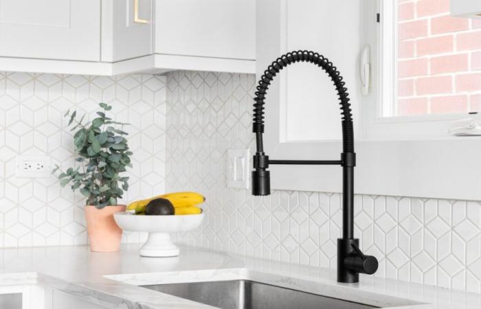 If you are going to install a black tap in the kitchen, it is best to think carefully