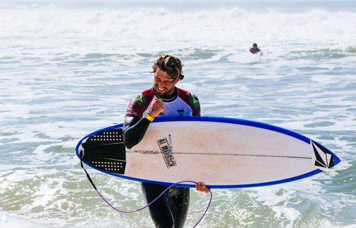 Brazilian surfer returns to competition after accident at Pipeline