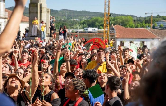 Four thousand young people marched for freedom in the streets of Barcelos