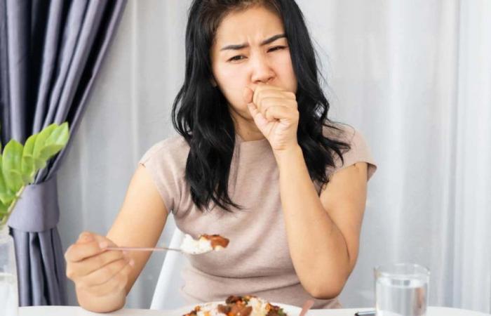 Signs of ovarian cancer may appear during meals