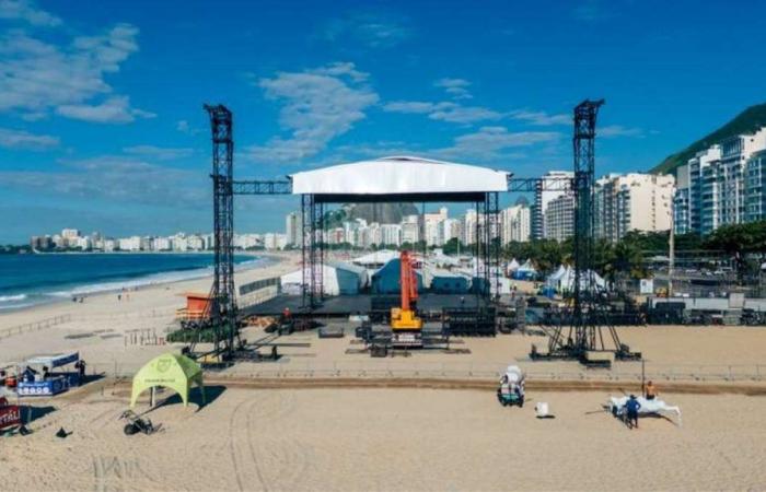 stage is almost ready in Copacabana; check out images