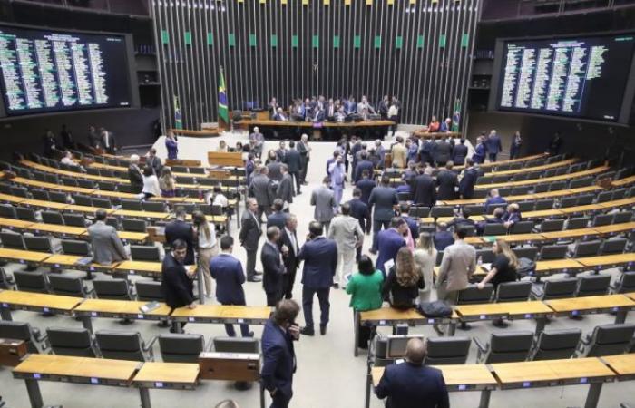 Government pressures deputies, and Chamber approves Perse without benefits for transport and 14 other sectors