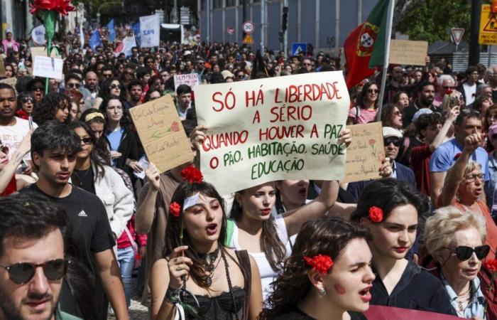 Portuguese celebrate 50 years of the carnation revolution