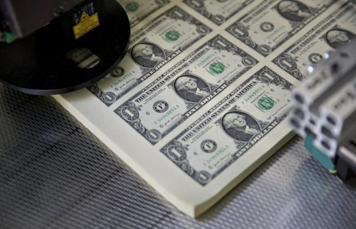 Dollar today closes higher after surprise with US GDP and inflation