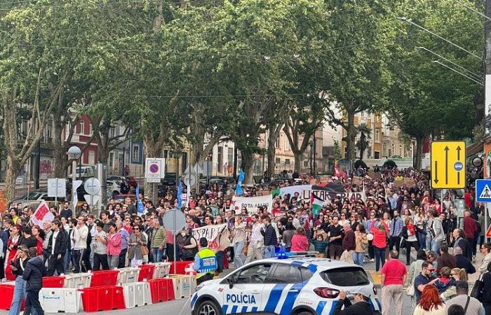 More than eight thousand people take to the streets for democracy in Coimbra