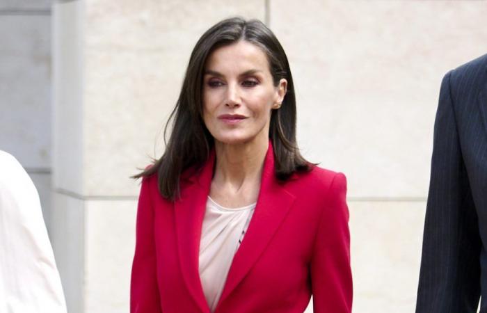 Letizia is not surprised and dresses in red for a sports ceremony