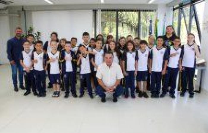 Mayor receives students from Escola Padre Germano and participates in educational activity