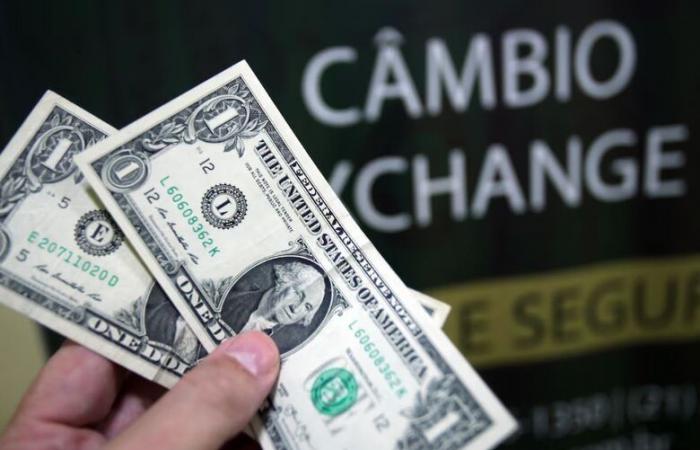 Dollar retreats with Campos Neto and slowdown in the IPCA-15 in focus, waiting for the PCE