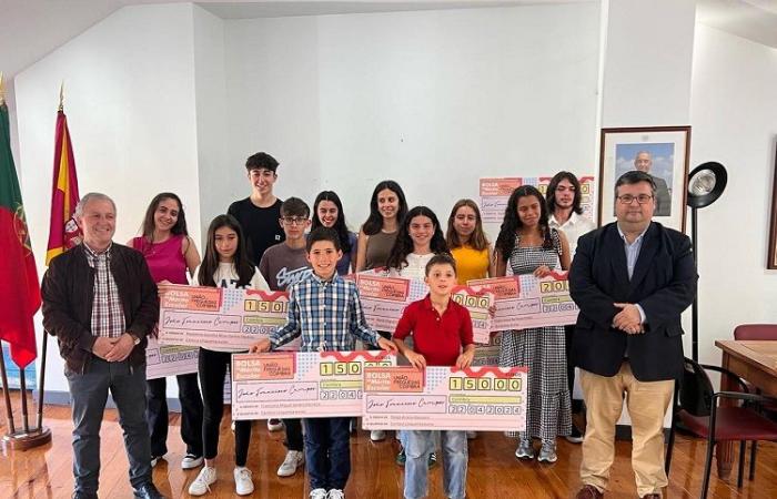 Students awarded with merit scholarships by the Union of Parishes of Coimbra
