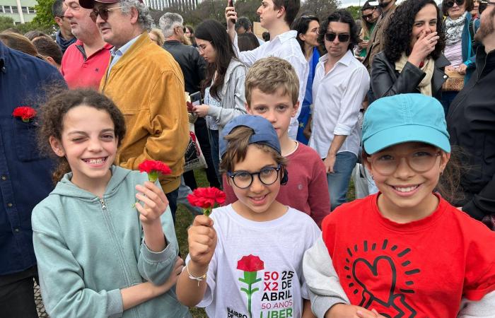 “Thanks to the 25th of April, my parents were able to return to Portugal.” Avenida da Liberdade also dressed up as young people during the 50th anniversary of the revolution – from the youngest to the oldest