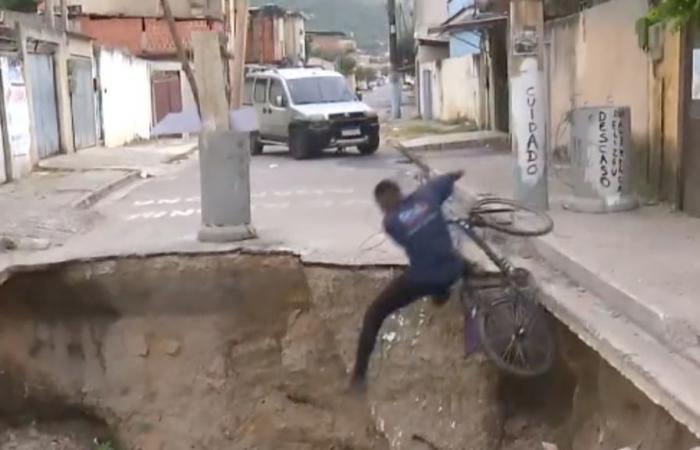 Video: Cyclist falls into crater during live reporting and surprises reporter by swearing at the mayor of Mesquita, in RJ