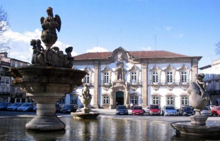 Asks Braga City Council for 2465 euros for falling into a hole