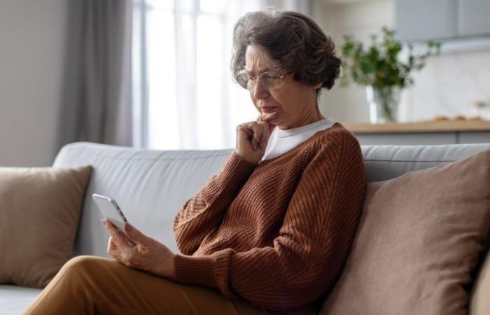 Elderly people use fewer emojis due to lack of confidence, study shows; understand implications in routine