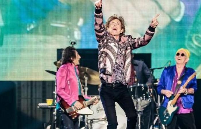Stones fans spend ten days snooping on tour rehearsal through a wall