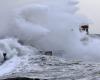 Sea unrest with waves up to ten meters: seven districts are under orange warning