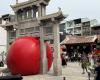 Perschke’s big red ball begins Tainan tour at historic temple