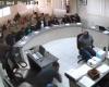 Murder defendant shot inside forum during trial