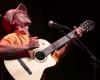 Manu Chao returns to Portugal for an acoustic concert at the Contrasta Festival