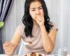 Signs of ovarian cancer may appear during meals