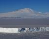 Active volcano in Antarctica expels small gold crystals