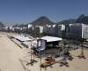Prices on the Copacabana waterfront rise more than on New Year’s Eve and reservations at kiosks can cost R$4,000